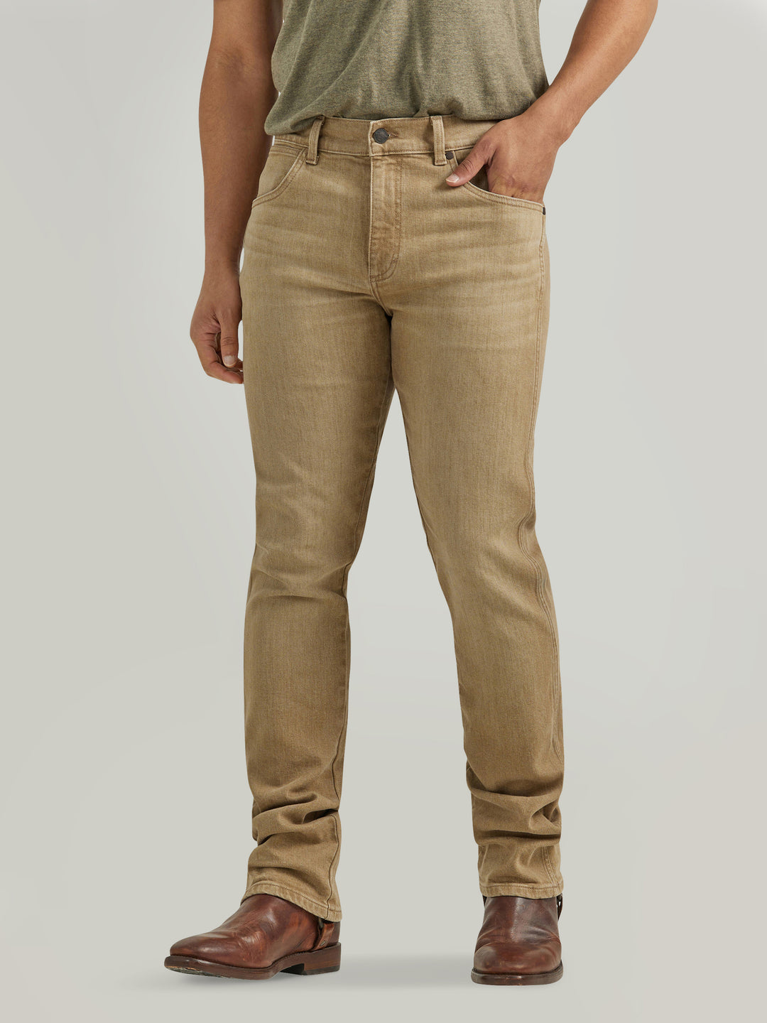 Wrangler Men's Saddle Color Washed Retro Slim Straight Jean