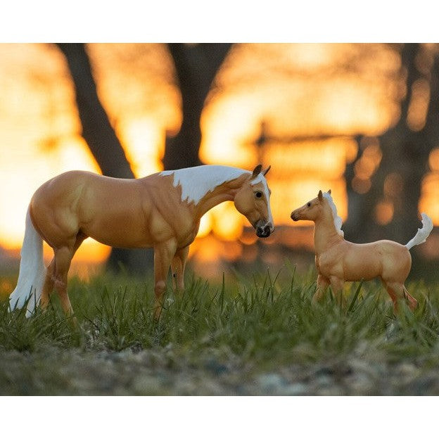 Breyer Horse Ebony Shines and Charlize Quarter Horse Set