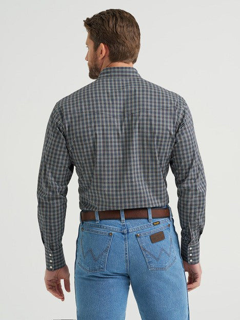 Wrangler Men's Deep Grey Plaid Wrinkle Resistant Snap Down Western Shirt