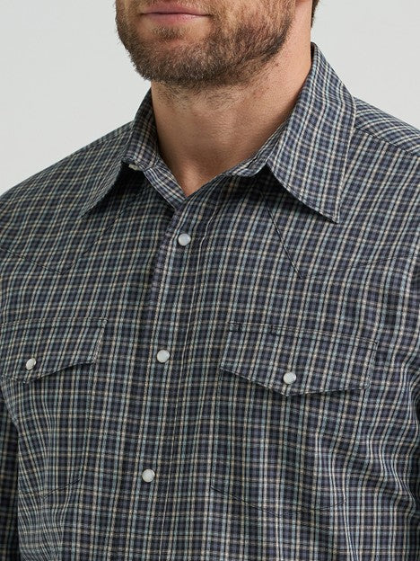 Wrangler Men's Deep Grey Plaid Wrinkle Resistant Snap Down Western Shirt