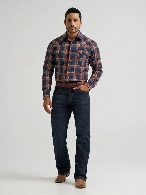 Wrangler men's blue Sunset Retro Plaid Western Snap shirt with long sleeves and western front pockets