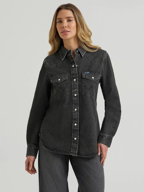 Wrangler women's black Colorwash Iconic Snap western shirt with long sleeves and snap-button front