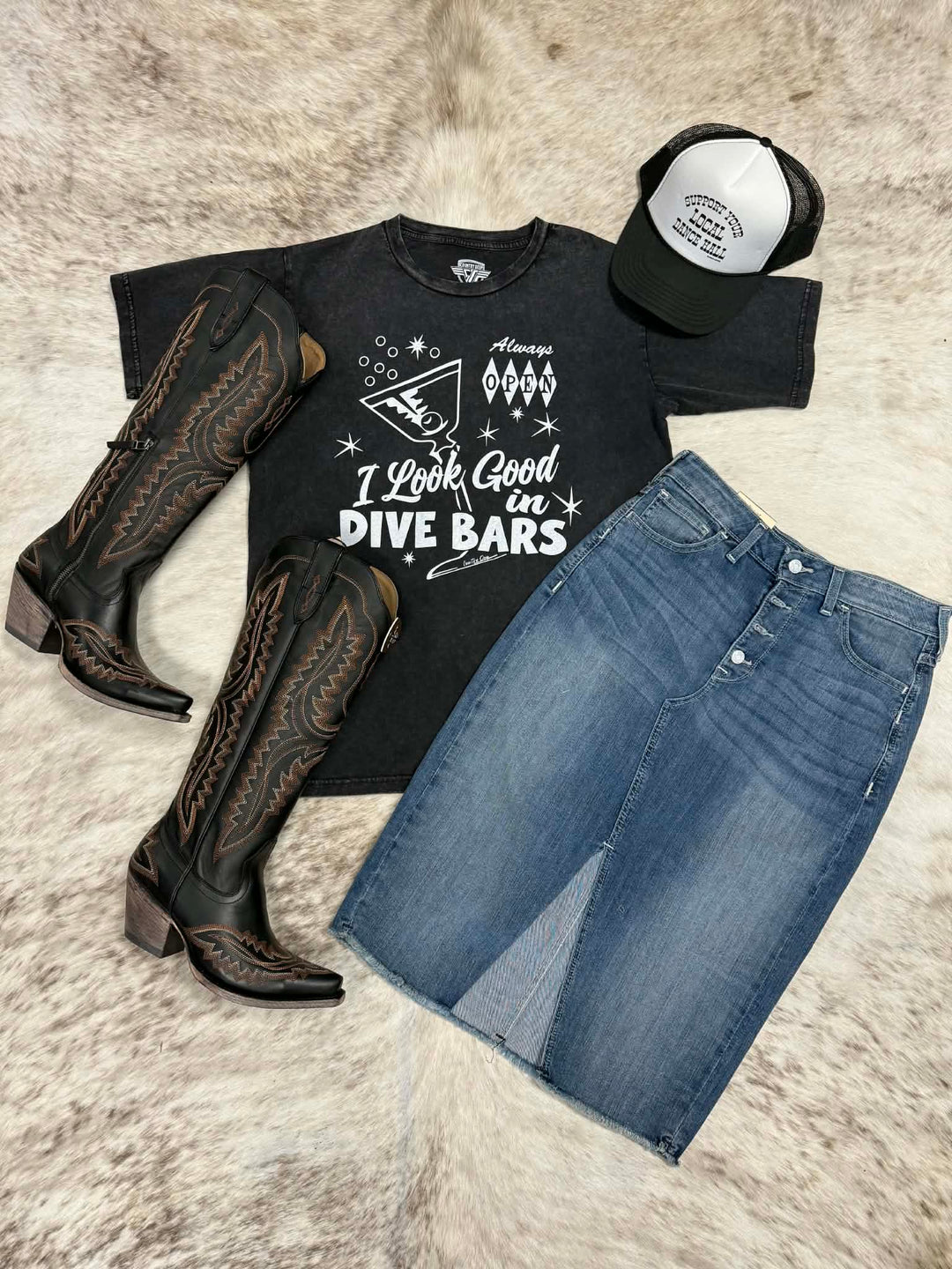 Country Deep Black Looks Good Dive Bars Relaxed Tee