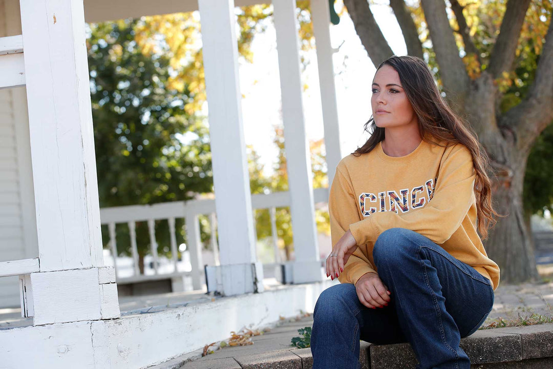 Cinch Women's Gold Logo Sweatshirt